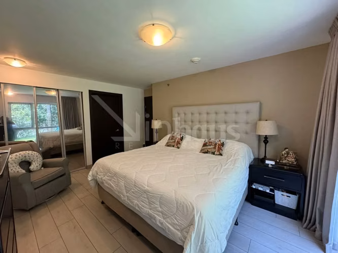 Venta de apartamento con jardín en primera planta