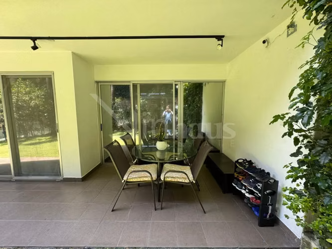 Venta de apartamento con jardín en primera planta