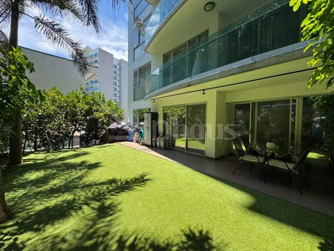 Venta de apartamento con jardín en primera planta