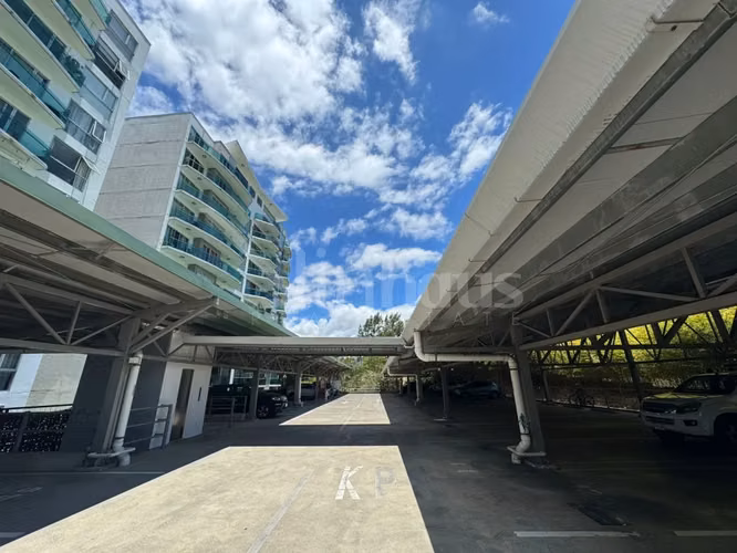 Venta de apartamento con jardín en primera planta