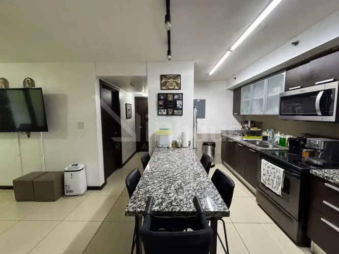 Venta de apartamento con jardín en primera planta