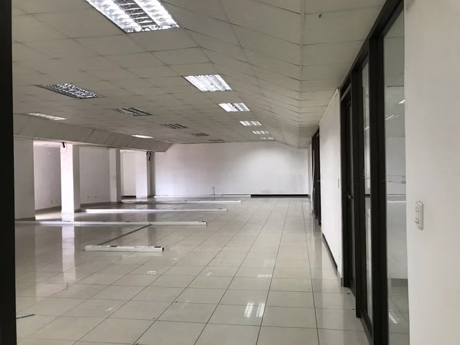 Edificio en Pozos Santa Ana con 65 parqueos listo