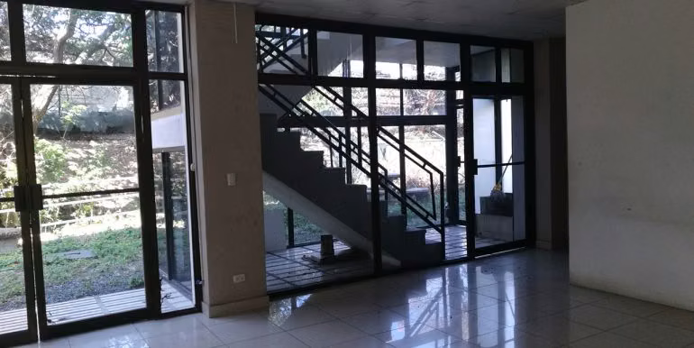 Edificio en Pozos Santa Ana con 65 parqueos listo