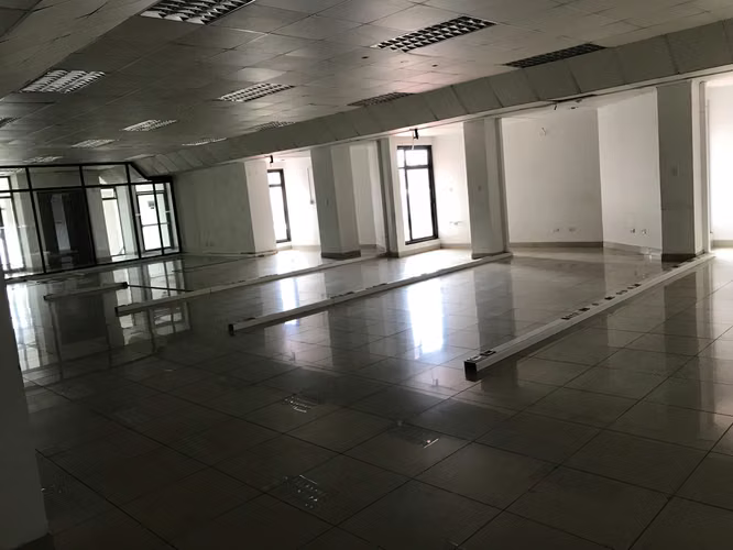 Edificio en Pozos Santa Ana con 65 parqueos listo