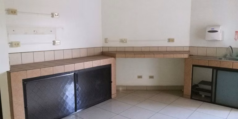 Edificio en Pozos Santa Ana con 65 parqueos listo