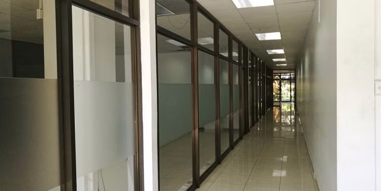Edificio en Pozos Santa Ana con 65 parqueos listo