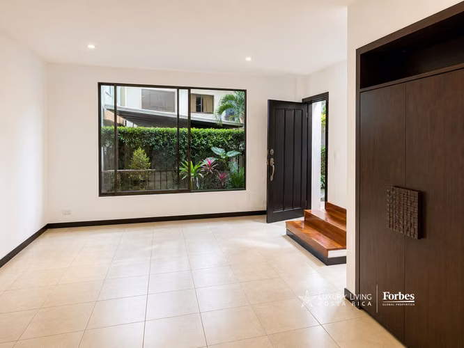 21482 - Casa en venta con ubicación privilegiada en Escazú