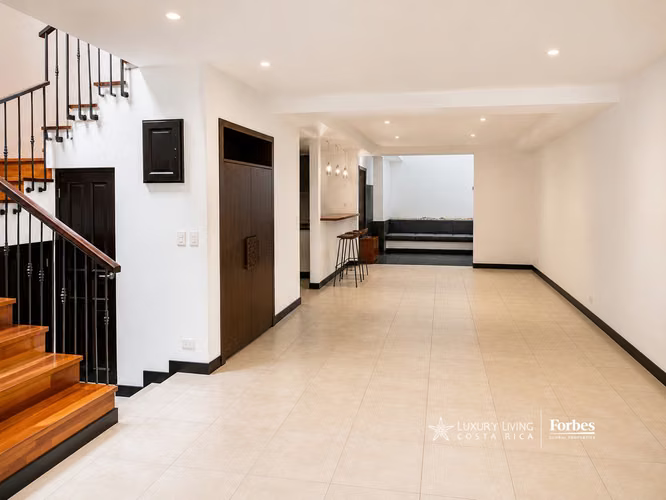 21482 - Casa en venta con ubicación privilegiada en Escazú