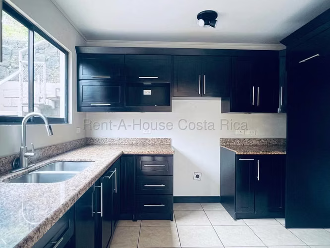 Venta casa: Elegancia, vista y naturaleza en San Rafael de Heredia 