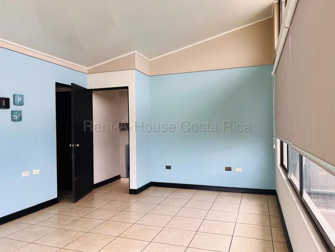 Venta casa: Elegancia, vista y naturaleza en San Rafael de Heredia 