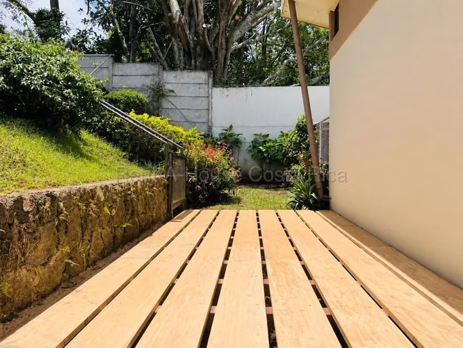 Venta casa: Elegancia, vista y naturaleza en San Rafael de Heredia 