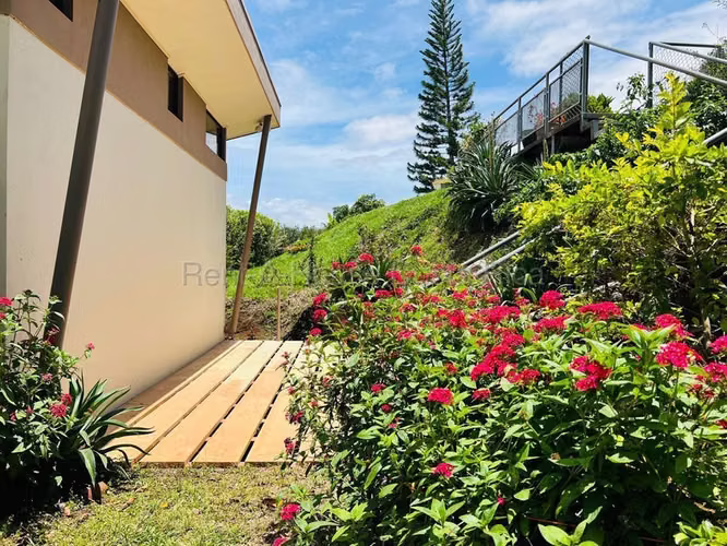 Venta casa: Elegancia, vista y naturaleza en San Rafael de Heredia 