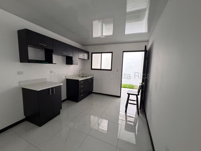 Casa Esquinera Nueva en Tibás | Uso Mixto | Ubicación Estratégica