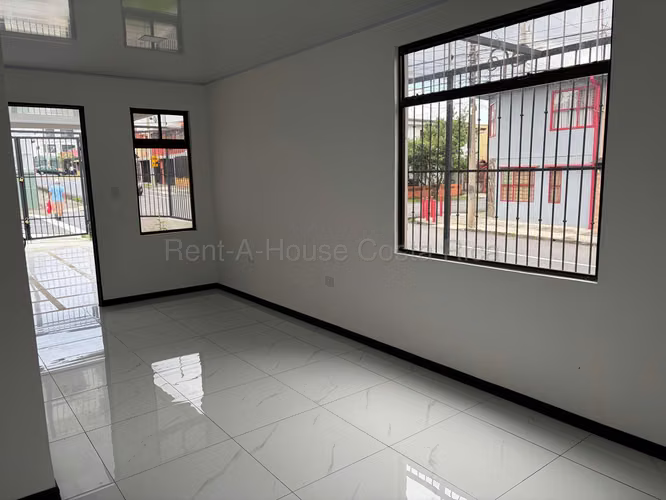 Casa Esquinera Nueva en Tibás | Uso Mixto | Ubicación Estratégica
