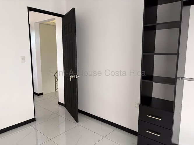 Casa Esquinera Nueva en Tibás | Uso Mixto | Ubicación Estratégica