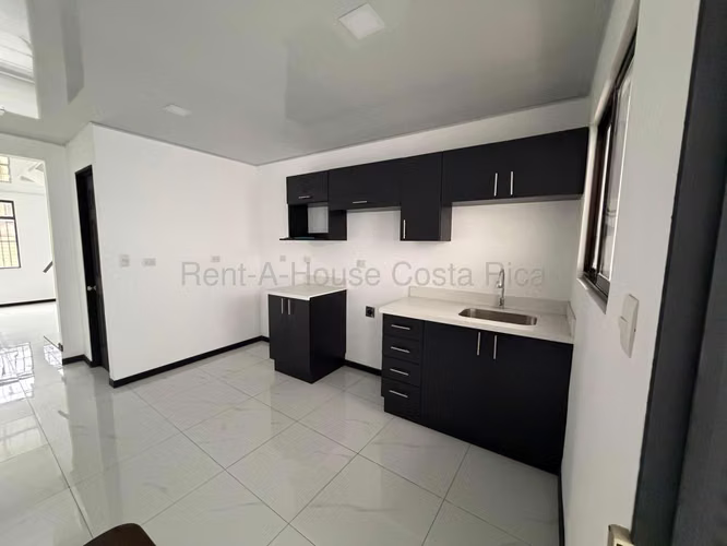 Casa Esquinera Nueva en Tibás | Uso Mixto | Ubicación Estratégica