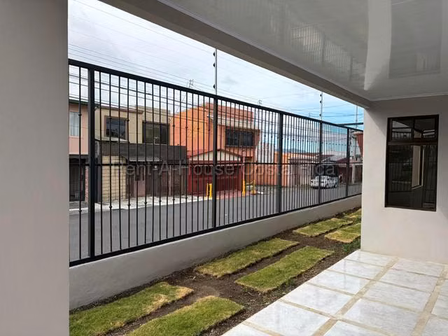 Casa Esquinera Nueva en Tibás | Uso Mixto | Ubicación Estratégica