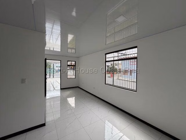 Casa Esquinera Nueva en Tibás | Uso Mixto | Ubicación Estratégica