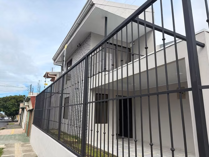 Casa Esquinera Nueva en Tibás | Uso Mixto | Ubicación Estratégica