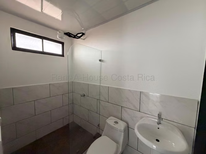 Casa Esquinera Nueva en Tibás | Uso Mixto | Ubicación Estratégica