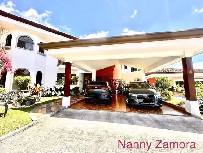 Venta de casa en Los Laureles, Escazú. Condominio.