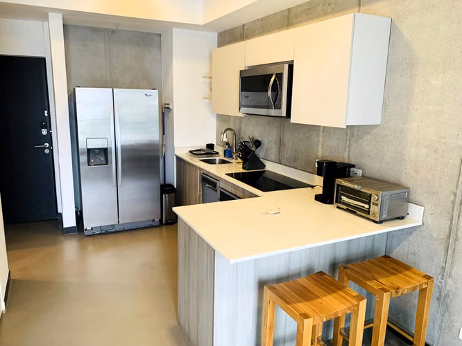 SE ALQUILA apartamento amueblado. Torres Q-BO. Rohrmoser AV