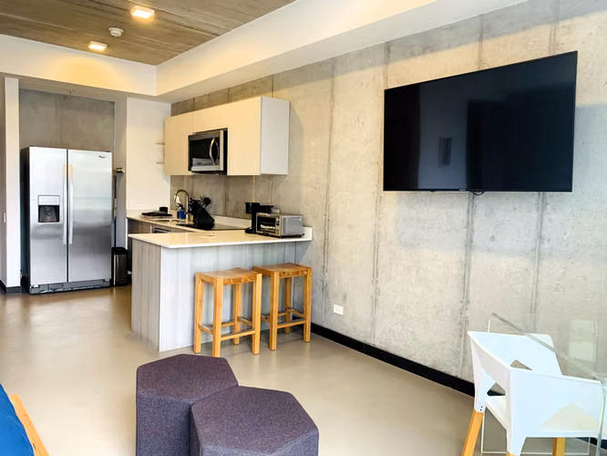 SE ALQUILA apartamento amueblado. Torres Q-BO. Rohrmoser AV