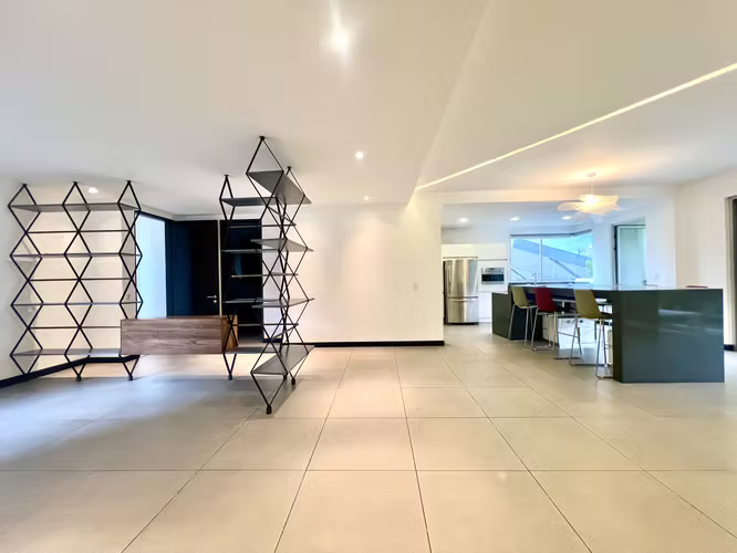 MODERNO APTO  EN PRIMER PISO 250M2 RODEADO DE JARDIN Y TERRAZA CON LNEA BLANCA SANTA ANA