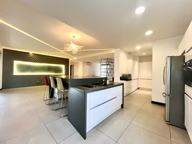 MODERNO APTO  EN PRIMER PISO 250M2 RODEADO DE JARDIN Y TERRAZA CON LNEA BLANCA SANTA ANA