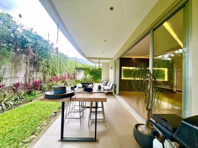 MODERNO APTO  EN PRIMER PISO 250M2 RODEADO DE JARDIN Y TERRAZA CON LNEA BLANCA SANTA ANA