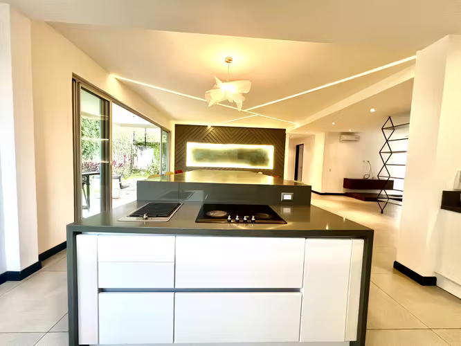 MODERNO APTO  EN PRIMER PISO 250M2 RODEADO DE JARDIN Y TERRAZA CON LNEA BLANCA SANTA ANA