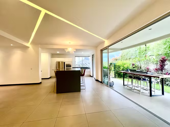 MODERNO APTO  EN PRIMER PISO 250M2 RODEADO DE JARDIN Y TERRAZA CON LNEA BLANCA SANTA ANA