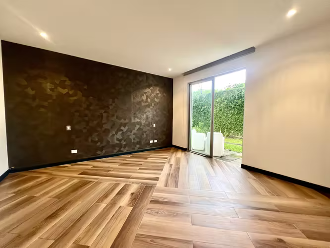 MODERNO APTO  EN PRIMER PISO 250M2 RODEADO DE JARDIN Y TERRAZA CON LNEA BLANCA SANTA ANA
