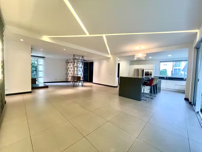MODERNO APTO  EN PRIMER PISO 250M2 RODEADO DE JARDIN Y TERRAZA CON LNEA BLANCA SANTA ANA