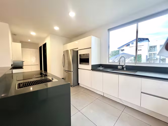 MODERNO APTO  EN PRIMER PISO 250M2 RODEADO DE JARDIN Y TERRAZA CON LNEA BLANCA SANTA ANA
