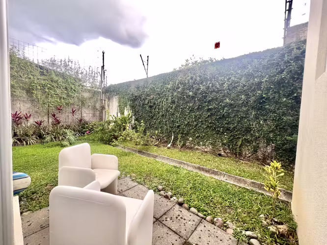 MODERNO APTO  EN PRIMER PISO 250M2 RODEADO DE JARDIN Y TERRAZA CON LNEA BLANCA SANTA ANA