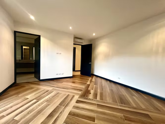 MODERNO APTO  EN PRIMER PISO 250M2 RODEADO DE JARDIN Y TERRAZA CON LNEA BLANCA SANTA ANA