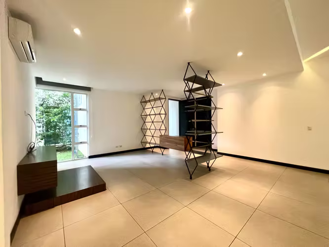 MODERNO APTO  EN PRIMER PISO 250M2 RODEADO DE JARDIN Y TERRAZA CON LNEA BLANCA SANTA ANA