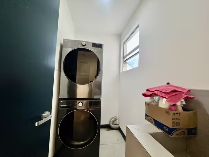 MODERNO APTO  EN PRIMER PISO 250M2 RODEADO DE JARDIN Y TERRAZA CON LNEA BLANCA SANTA ANA
