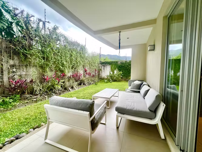 MODERNO APTO  EN PRIMER PISO 250M2 RODEADO DE JARDIN Y TERRAZA CON LNEA BLANCA SANTA ANA