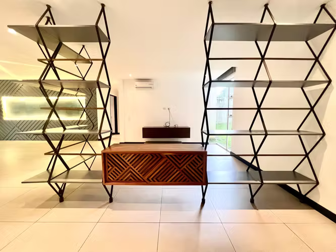 MODERNO APTO  EN PRIMER PISO 250M2 RODEADO DE JARDIN Y TERRAZA CON LNEA BLANCA SANTA ANA