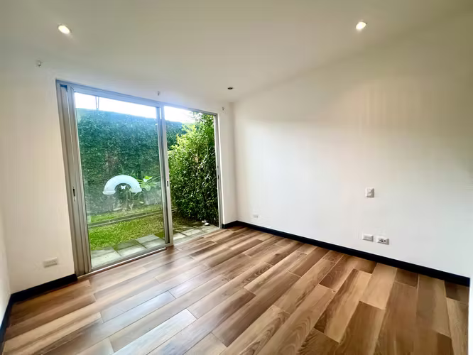 MODERNO APTO  EN PRIMER PISO 250M2 RODEADO DE JARDIN Y TERRAZA CON LNEA BLANCA SANTA ANA
