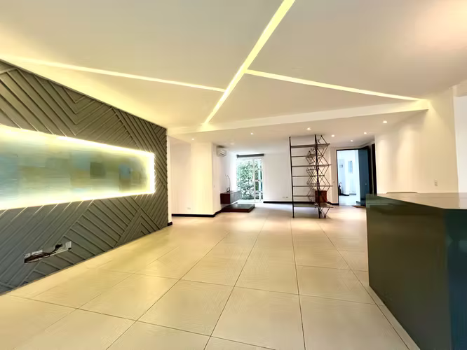 MODERNO APTO  EN PRIMER PISO 250M2 RODEADO DE JARDIN Y TERRAZA CON LNEA BLANCA SANTA ANA