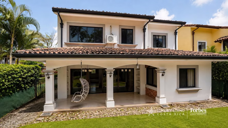 21484 - Casa colonial de 3 hab, oficina, terraza y jardín en Lindora