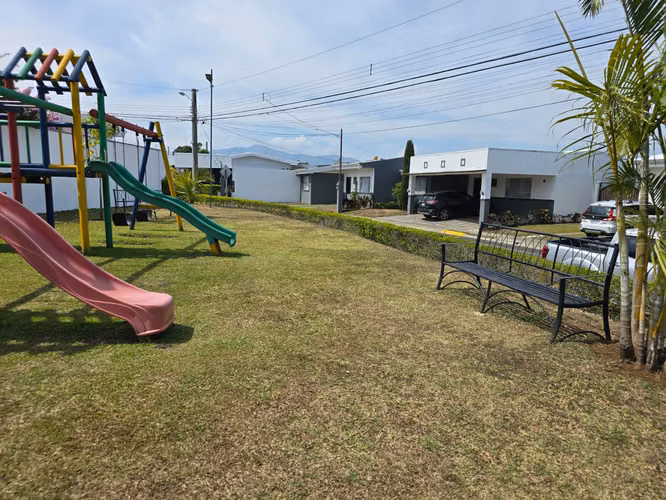 VENTA DE CASA DE UNA PLANTA CON PATIO, EN CONDOMINIO EN ALAJUELA