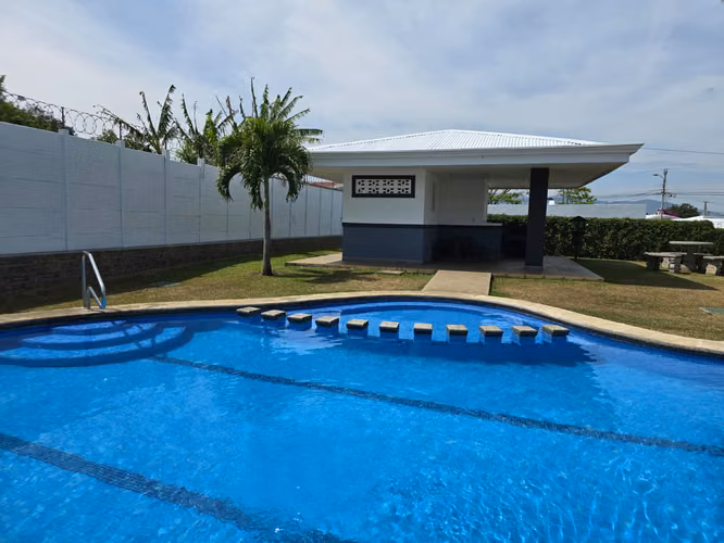 VENTA DE CASA DE UNA PLANTA CON PATIO, EN CONDOMINIO EN ALAJUELA