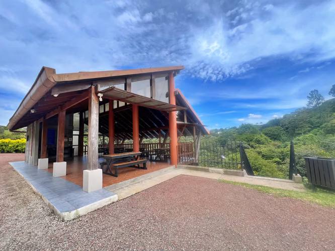 Venta lote con vistas panorámicas en condominio, Grecia. (IC)