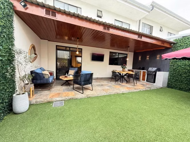 Venta de CASA en Heredia, ELEGANTE y AMPLIA en Condominio, San Francisco de Heredia