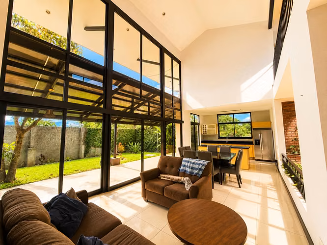 AMPLIA CASA EN VENTA  –  CONDOMINIO VISTAS DEL SOL - GRECIA - Imagen 3