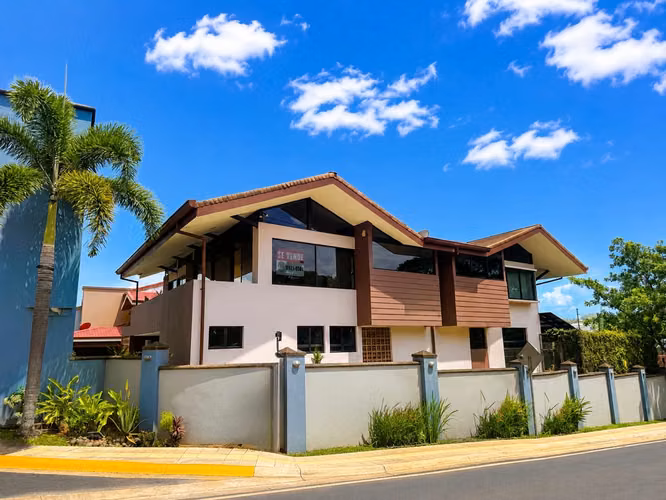 AMPLIA CASA EN VENTA  –  CONDOMINIO VISTAS DEL SOL - GRECIA